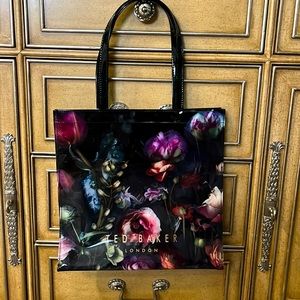 Brand new Ted Baker hand bag ❤️ perfect for traveling or anything, medium size